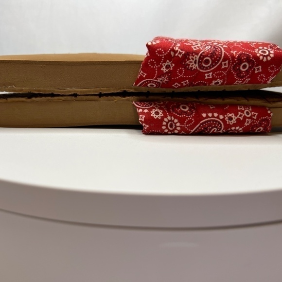 Minnetonka Quilted RED Paisley - Bandana Slide Sandals | Size 11 |  NEW - Picture 3 of 3